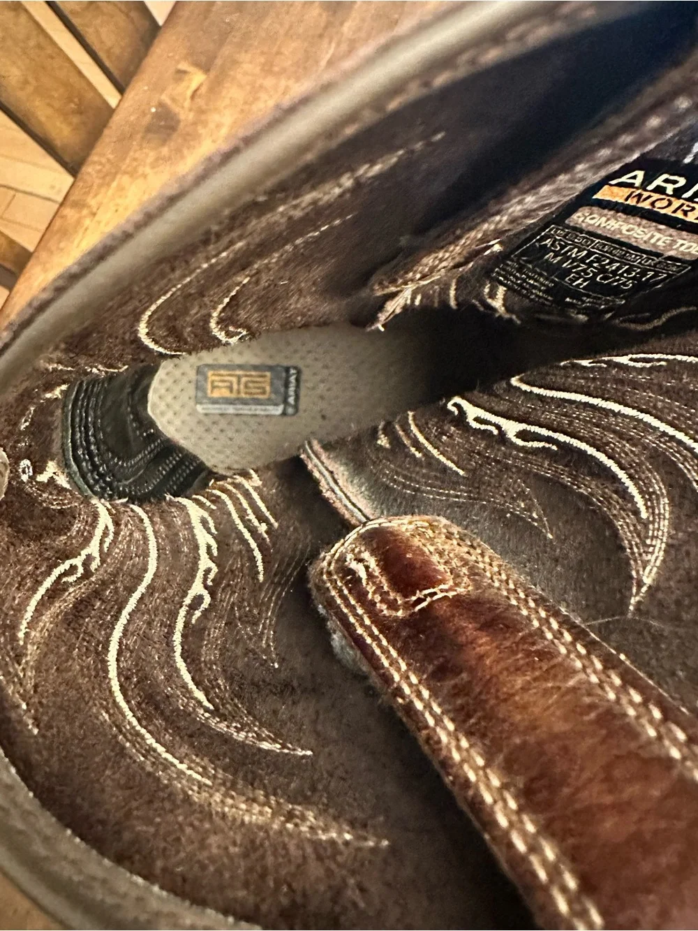 Ariat Mens 9.5 D Cowboy Work Boots Slip and Oil Resistant Composite Toe *Read*